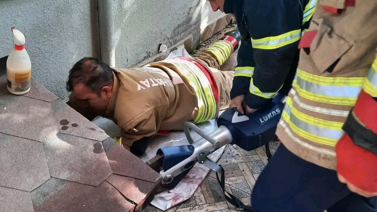 Hatay’da havalandırma boşluğuna düşen köpek kurtarıldı