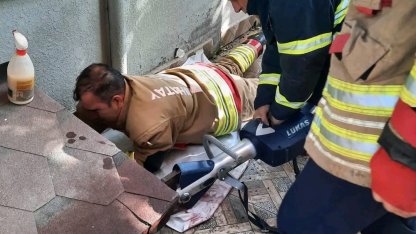 Hatay’da havalandırma boşluğuna düşen köpek kurtarıldı