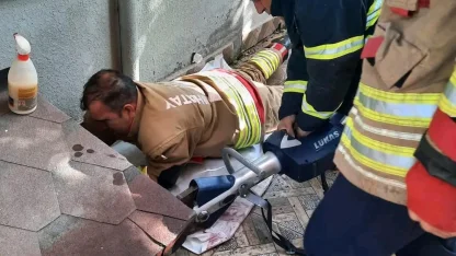 Hatay’da havalandırma boşluğuna düşen köpek kurtarıldı