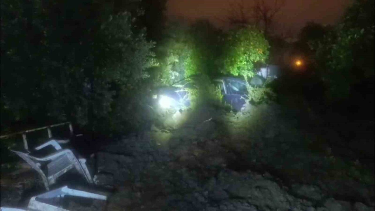 Hatay’da heyelan: Ev ve araç zarar gördü