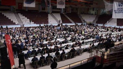 Hataylılar, Hatay Büyükşehir Belediyesi’nin iftar sofrasında buluştu