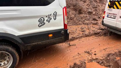 Heyelanda çamura saplanan okul taşıtı köylülerce kurtarıldı