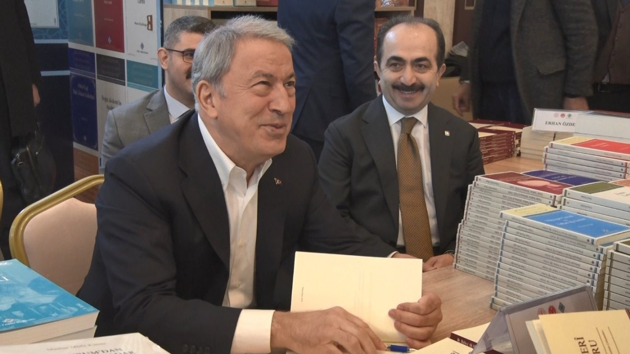 Hulusi Akar ‘Külliye’de Ramazan Kitap Günleri’nde okurlarıyla buluştu