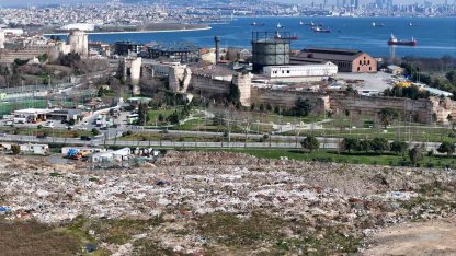 İBB ve İSKİ’nin moloz döktüğü tarihi Kazlıçeşme Meydanı’nda çevre kirliliği