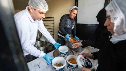 İftar bereketi Büyükşehir’in aşevinden sofralara uzanıyor