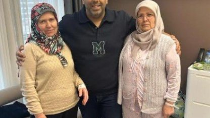 İki kız kardeş kanseri aynı gün yendi