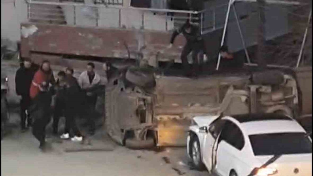 İki otomobil çarpıştı: 3 yaralı