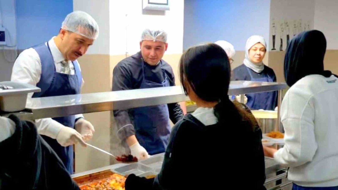 İl Müdürü Uğurelli öğrencilerle iftar sofrasında buluştu