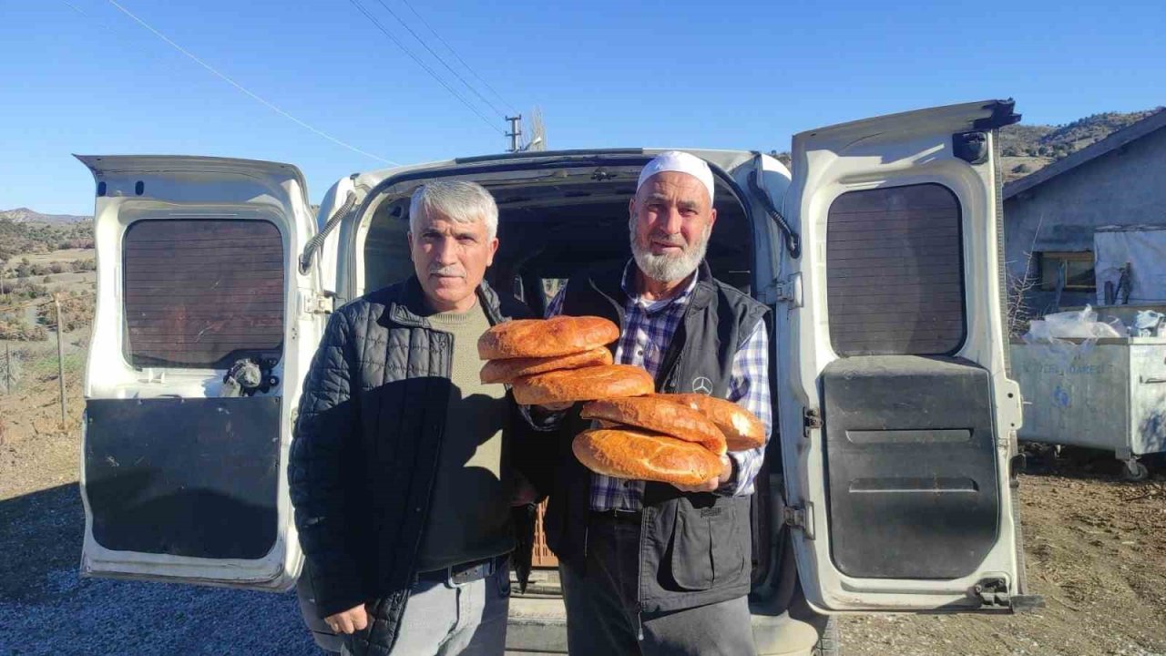 İmece usulüyle pide dağıtılıyor, pide girmeyen ev kalmıyor