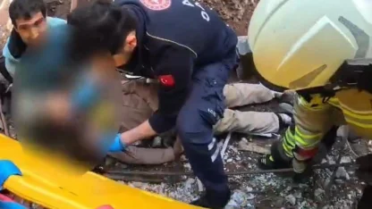 İnşaatta başına demir saplanan işçi ağır yaralandı