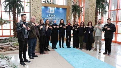 İşitme engelli öğrencilerin hayatlarını kolaylaştırmak için işaret dili öğreniyorlar