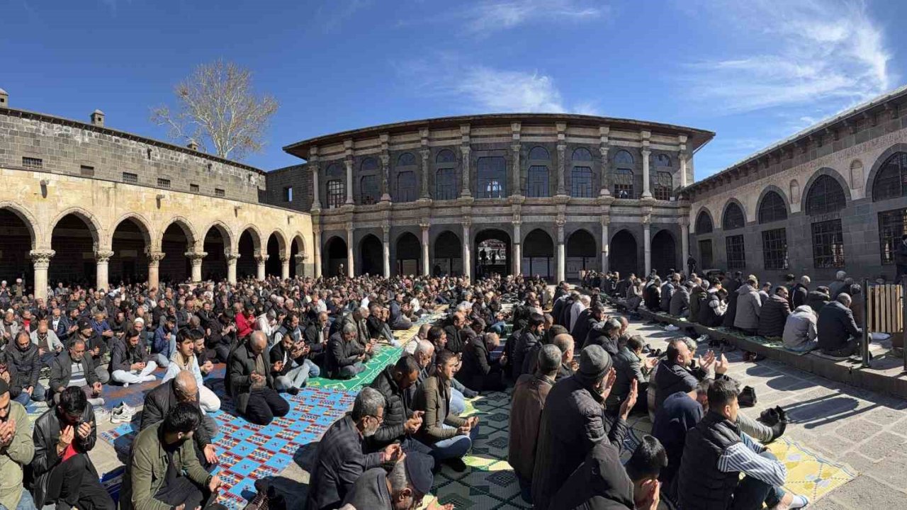 İslam aleminin 5. Harem-i Şerif’inde binlerce kişi Ramazan ayının ilk cuma namazında saf tuttu