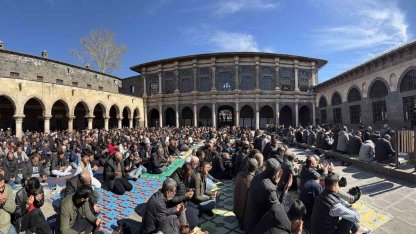 İslam aleminin 5. Harem-i Şerif’inde binlerce kişi Ramazan ayının ilk cuma namazında saf tuttu