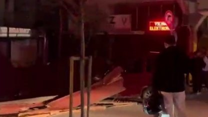 İstanbul’da fırtınada bazı binaların çatıları uçtu