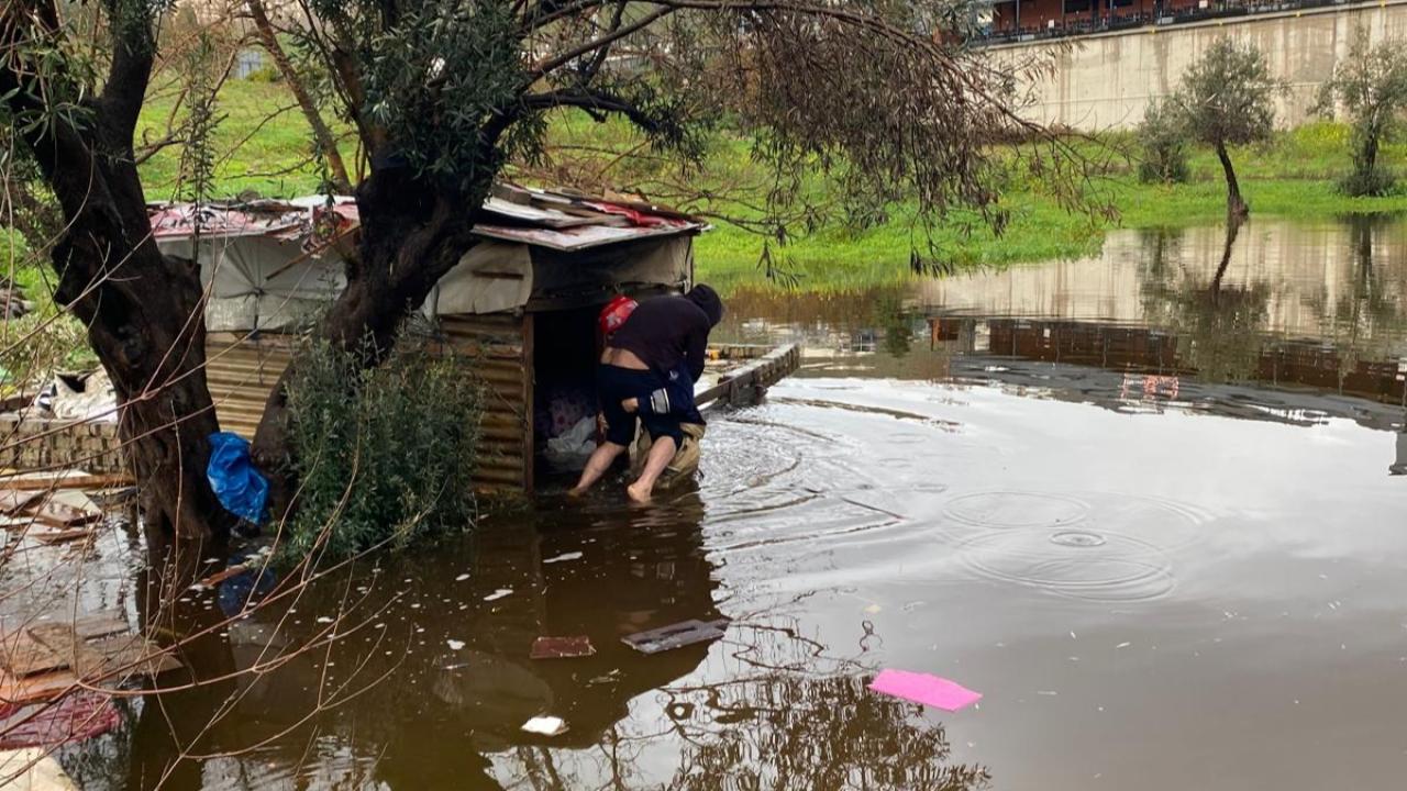 İtfaiye eri vatandaşı sırtında taşıdı