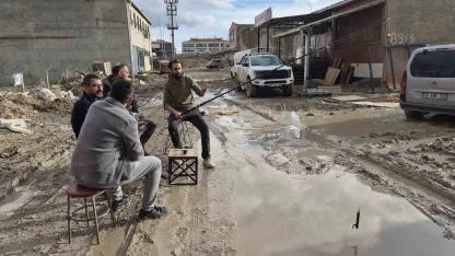 İzahı olmayan şeyin mizahı oldu, sürekli göle dönen sokakta balık tutmaya başladılar