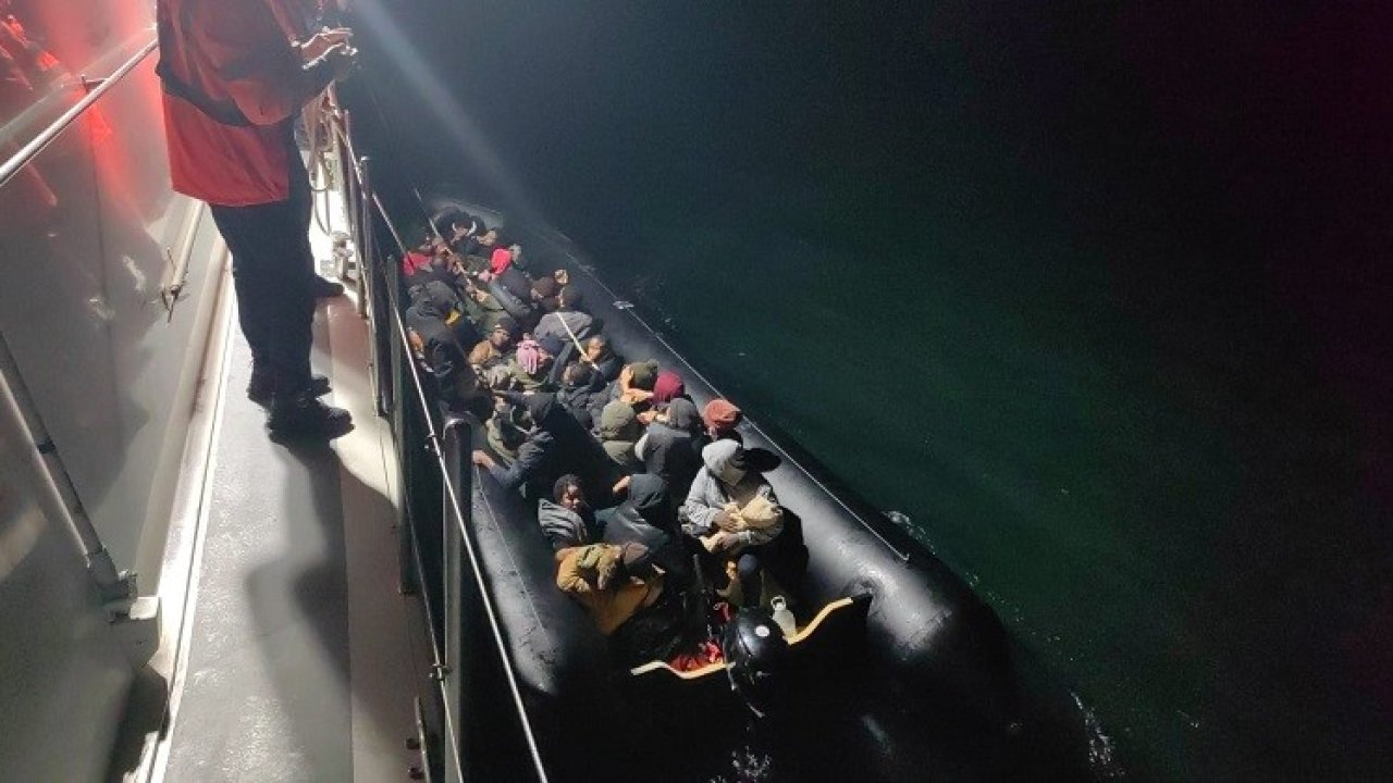 İzmir açıklarında 59 düzensiz göçmen yakalandı