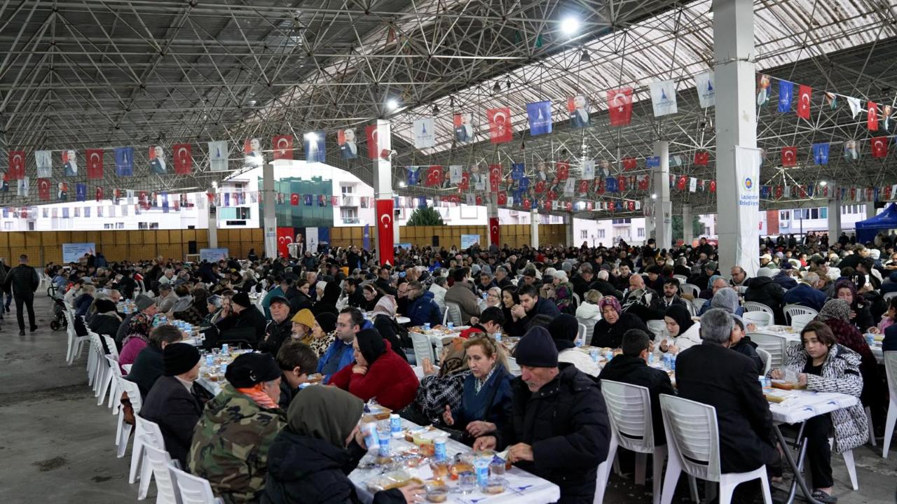 İzmir Büyükşehir Belediyesi ilk iftar sofrasını Gaziemir’de kurdu