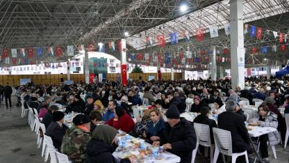 İzmir Büyükşehir Belediyesi ilk iftar sofrasını Gaziemir’de kurdu