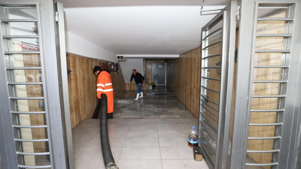 İzmir Büyükşehir Belediyesi sahada: 412 iş makinesi ve 1365 personel görevde