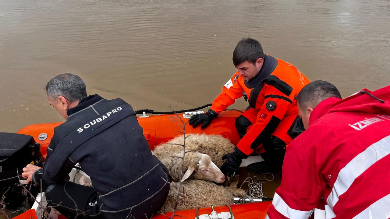 İzmir Büyükşehir Belediyesi’nin yağış seferberliği sürüyor