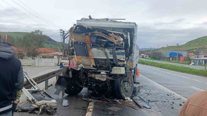İzmir’de belediye kamyonuna arkadan çarpan sürücü hayatını kaybetti