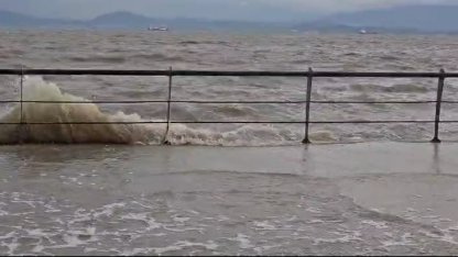 İzmir’de fırtına: Dikili’de deniz seviyesi yükseldi