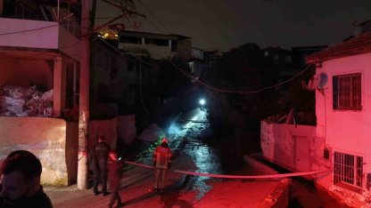 İzmir’de fırtına nedeniyle devrilen ağaç alev aldı