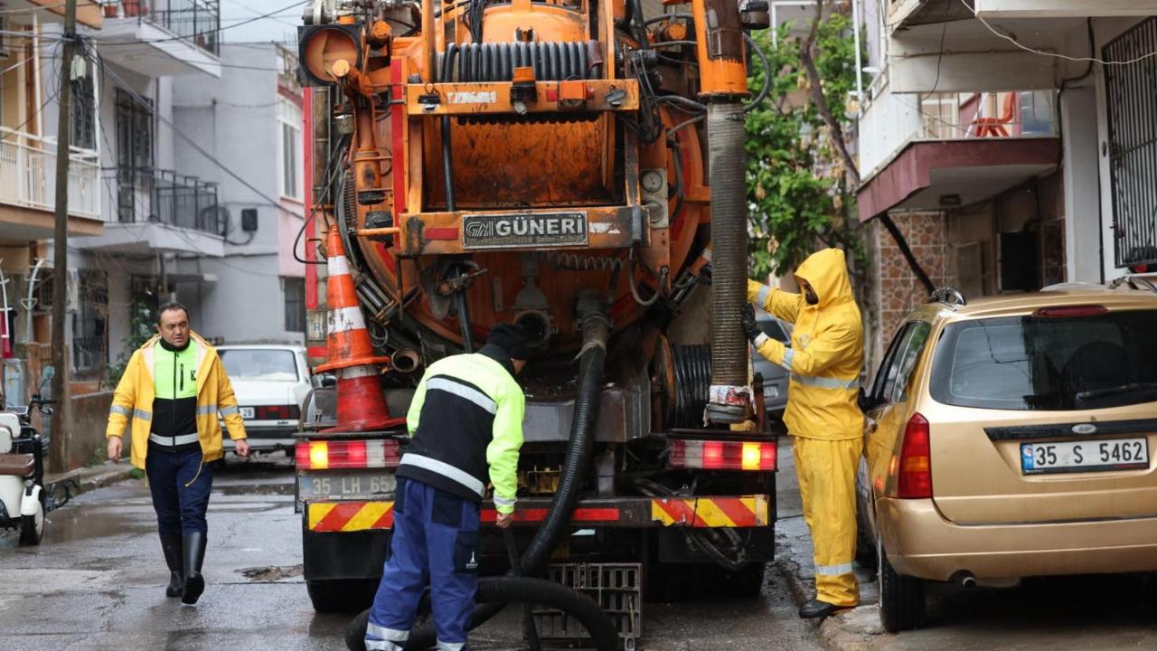 İzmir’de kuvvetli yağış alarmı: 1310 personel, 342 araç ve 200 pompa ile sahada
