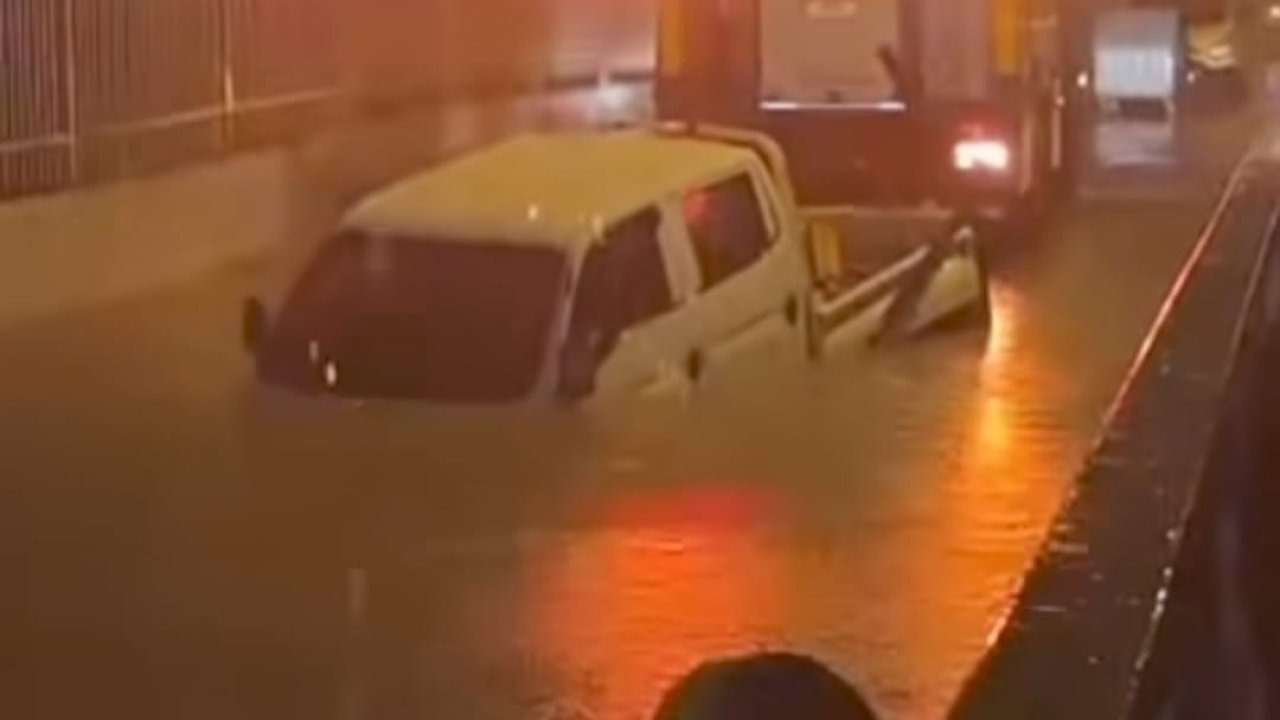 İzmir’de suyla dolan alt geçitte mahsur kalan sürücü hayatını kaybetti