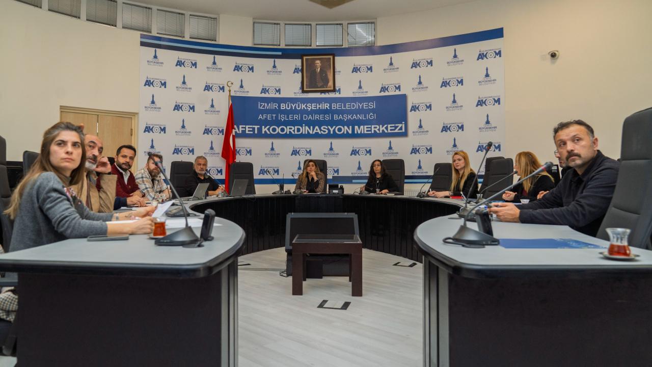 İzmir’de yağış sonrası hasar tespit ve müdahale çalışmaları devam ediyor