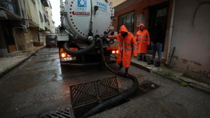 İzmir’de yağış ve deniz seviyesi hareketliliğine anlık müdahale