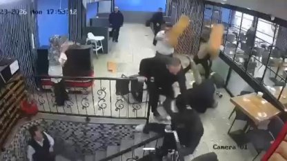 Kafede çıkan kavgada ortalık savaş alanına döndü: 100 bin liralık hasar