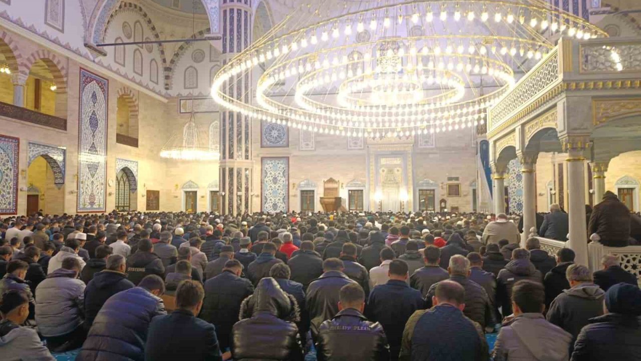 Kahramanmaraş’ta ilk teravih namazı kılındı