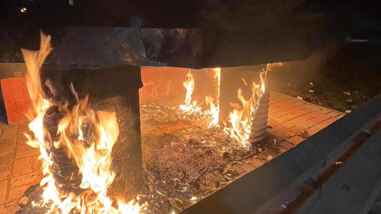 Kahta’da parktaki bank ateşe verildi