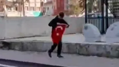 Kaldırımda gördüğü Türk Bayrağı’nı koşarak alan çocuk, kask kamerasıyla görüntülendi