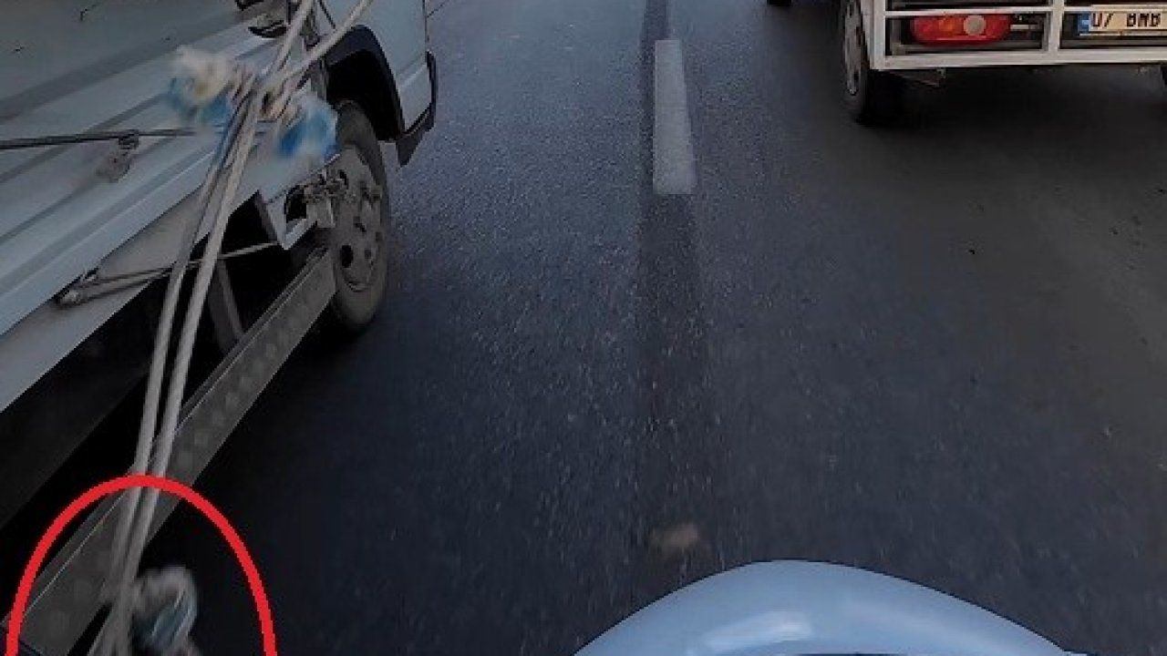 Kamyonetten sarkan ipe dolanan motosikletli ölümle burun buruna geldi