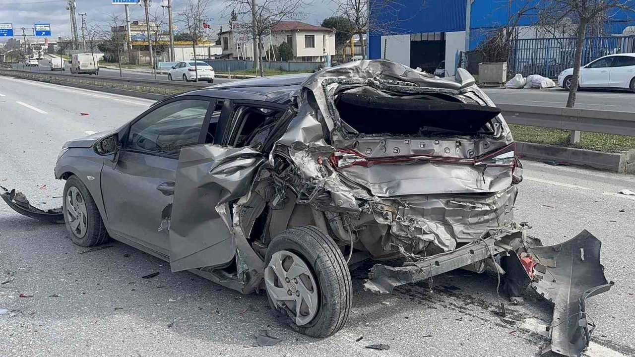 Kamyonun çarptığı otomobil adeta preslendi: 1 yaralı