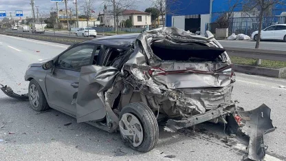 Kamyonun çarptığı otomobil adeta preslendi: 1 yaralı