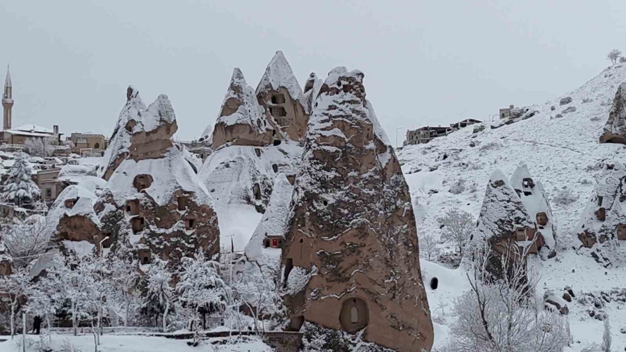 Kapadokya kar altında kartpostallık görüntüler oluştu
