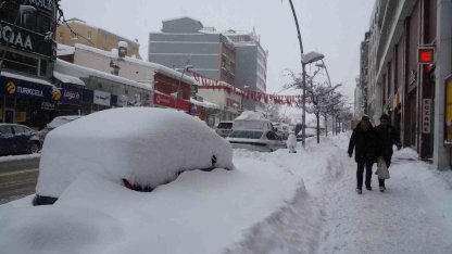 Kar Erzurum’u esir aldı, araçlar karın içinde kayboldu