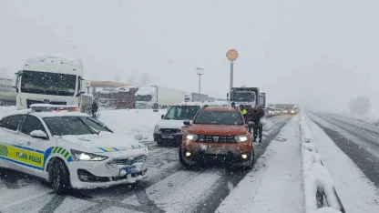Kar ve tipi ulaşımı aksatıyor