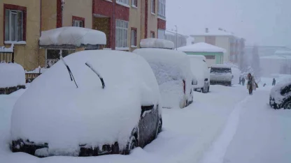 Kar yağışı Erzurum’u felç etti, okullar tatil, kar kalınlığı 50 santimetreyi geçti, bin 167 köy yolu ulaşıma kapalı