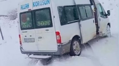 Kar yağışı nedeniyle yolda kalan öğrenci servisinin imdadına İl Özel İdaresi ekipleri yetişti
