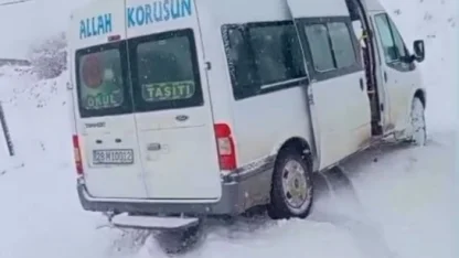 Kar yağışı nedeniyle yolda kalan öğrenci servisinin imdadına İl Özel İdaresi ekipleri yetişti