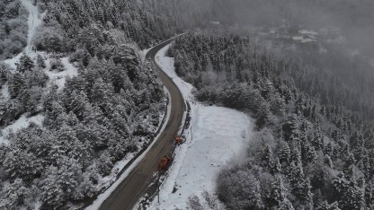 Karabük-Bartın kara yolunda bulunan 1030 rakımlı Ahmet Usta geçidi yeniden beyaz örtüyle kaplandı