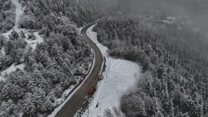 Karabük-Bartın kara yolunda bulunan 1030 rakımlı Ahmet Usta geçidi yeniden beyaz örtüyle kaplandı