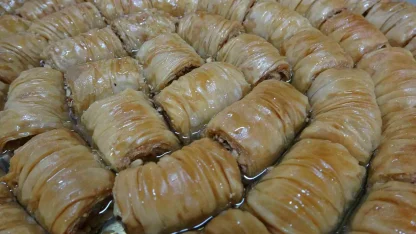 Karadeniz’in öne çıkan tatlıları arasında yerini alan Laz böreği ve gocaman gerdanı Ramazan’da daha çok ilgi görüyor