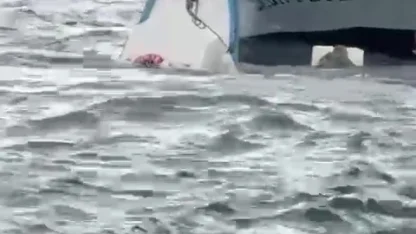 Karaköy’de yolcu vapuru balıkçı teknesine çarptı: Denize düşen kişi kurtarıldı