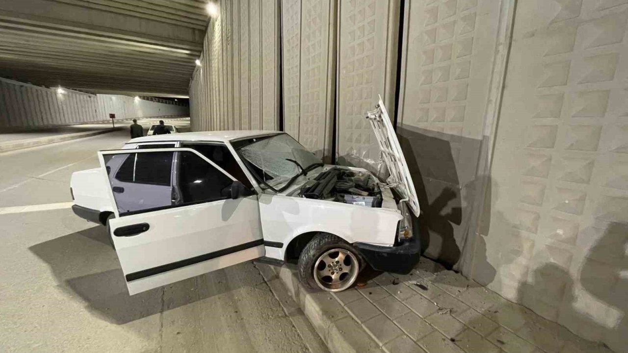 Karaman’da kontrolden çıkan otomobil alt geçidin duvarına çarptı